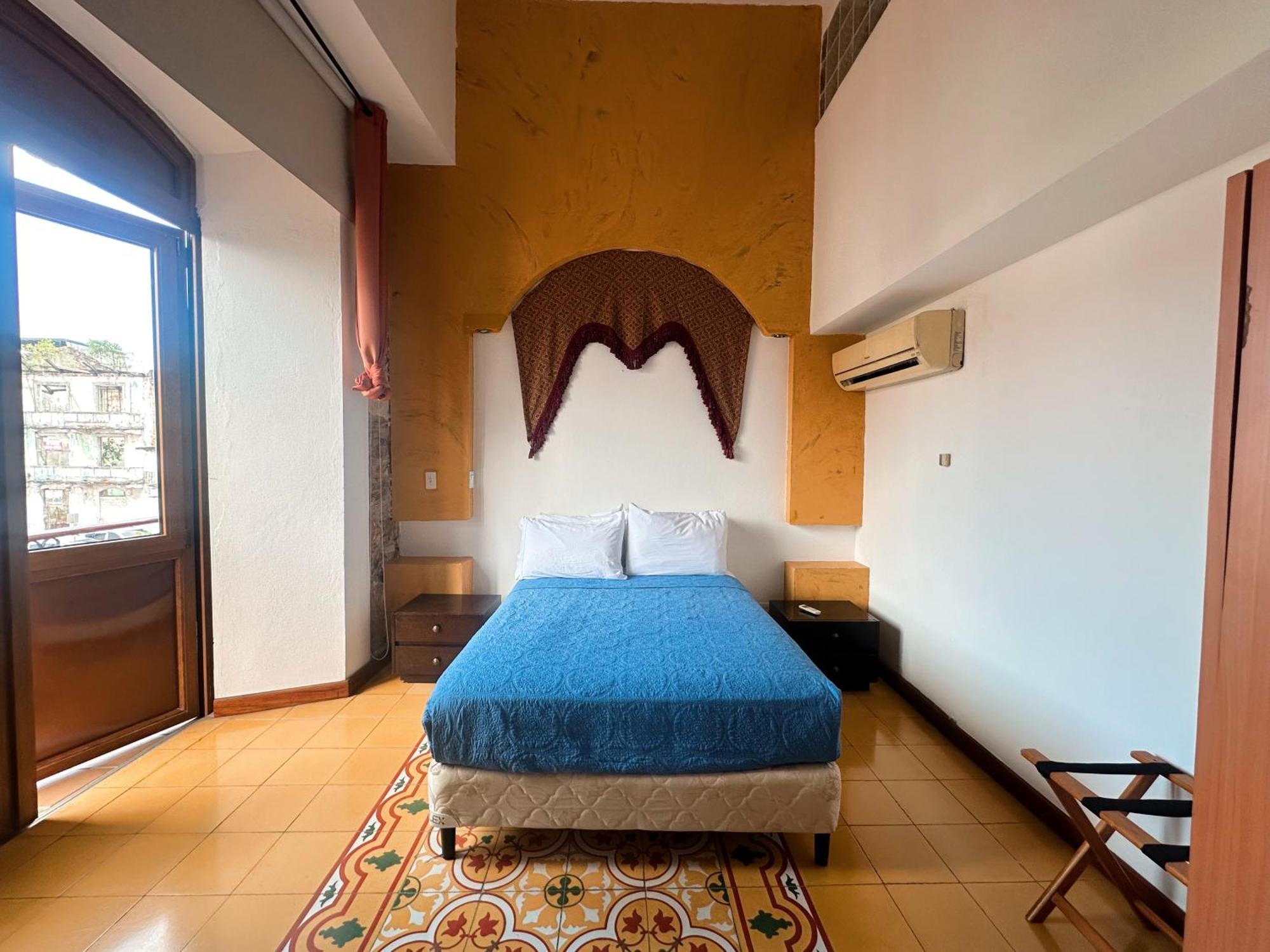Oasis Hotel *